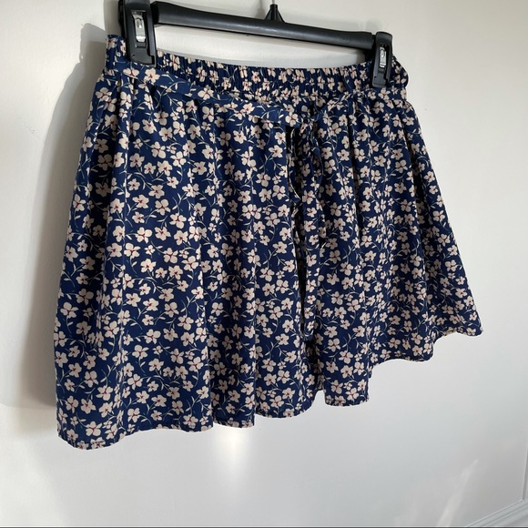 Forever 21 blue floral mini skort size M - Picture 2 of 16